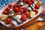 Sardinha com limão-siciliano e tomate assado