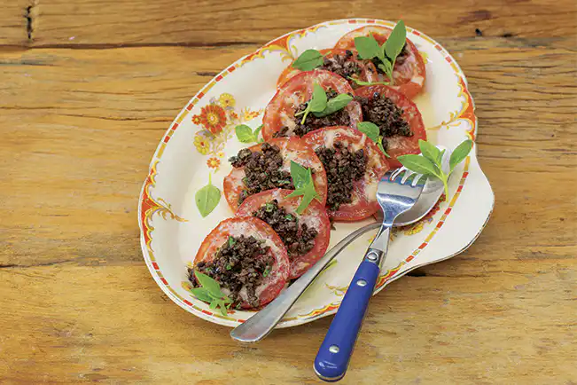 Rodelas de tomate assadas com parmesão e azeitona preta - Panelinha