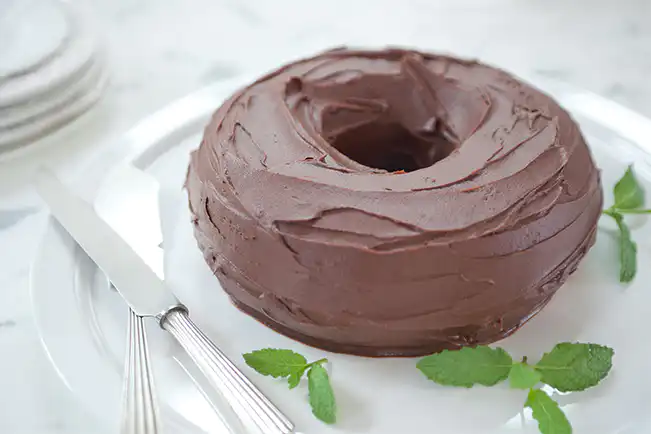 Como Fazer Bolo de Chocolate com Cobertura Ganache - Receita de Páscoa