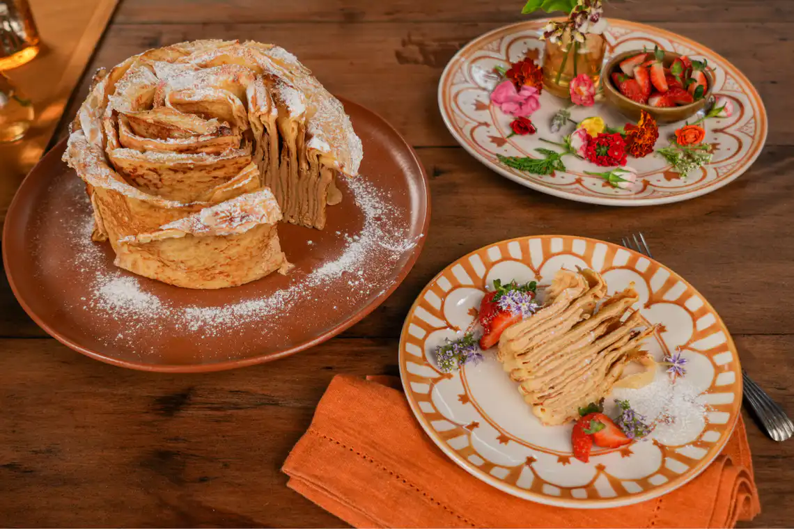 Bolo flor de crepe com doce de leite