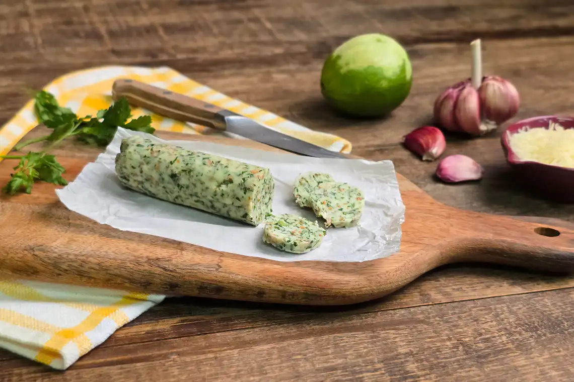 Manteiga de alho com queijo, salsinha e limão