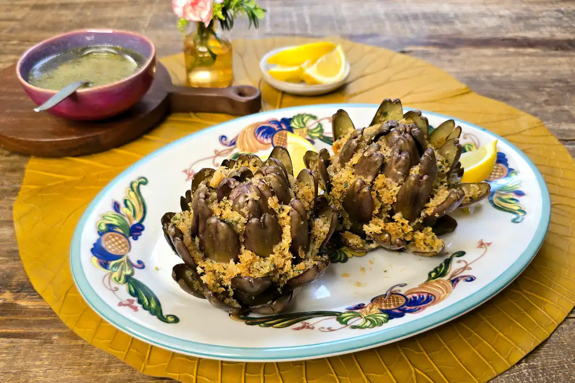 Alcachofra recheada com farofinha de parmesão