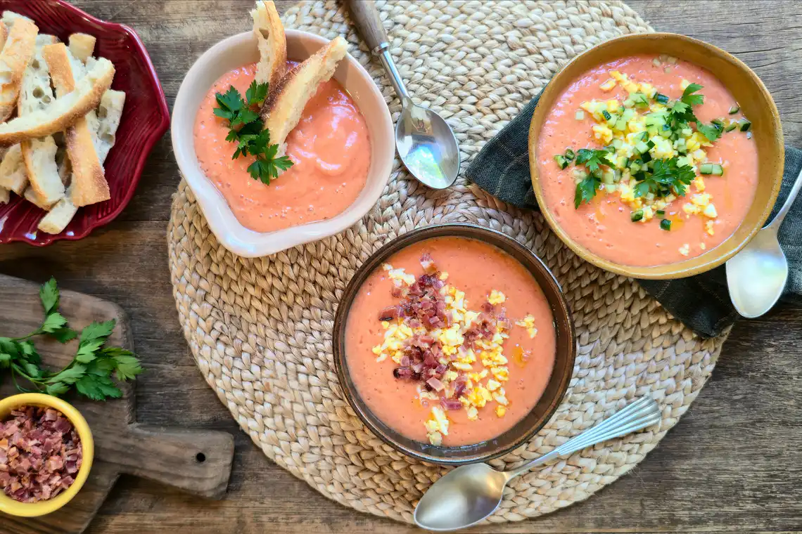 Sopa fria de tomate com pão (salmorejo) 