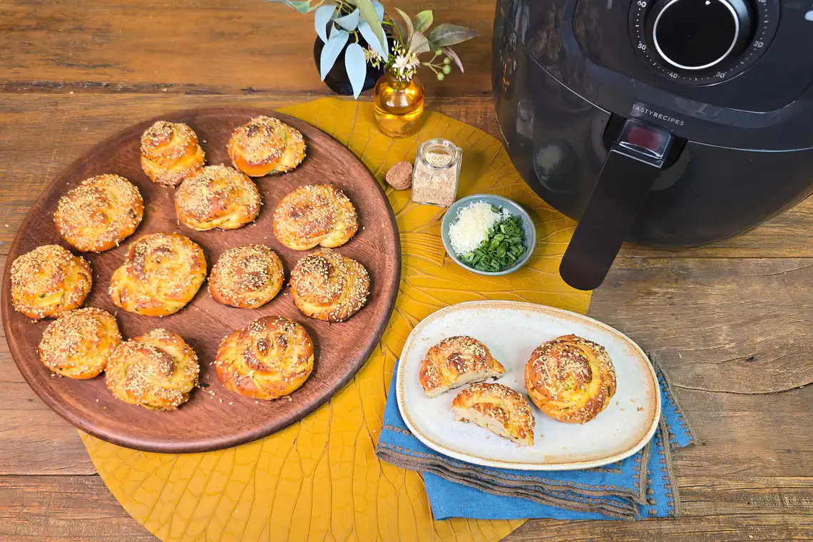 Pãozinho de parmesão e cebolinha na Air Fryer da Rita Lobo