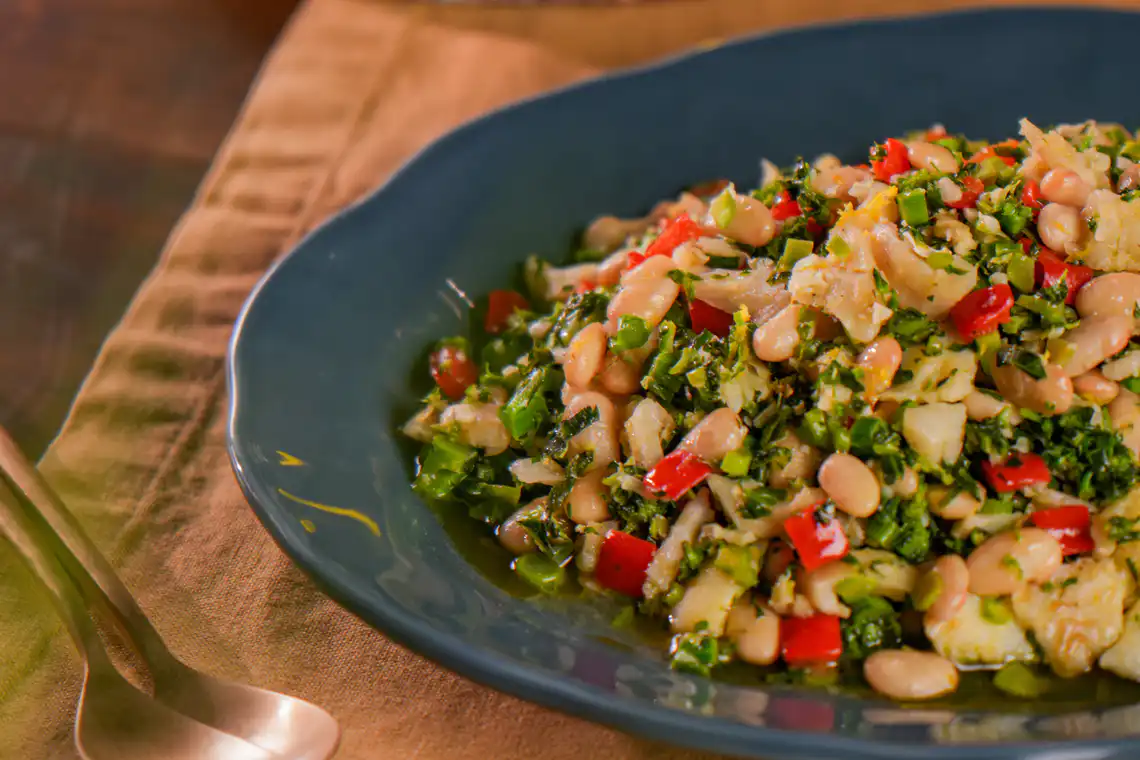 Bacalhau de frigideira com brócolis e feijão-branco 