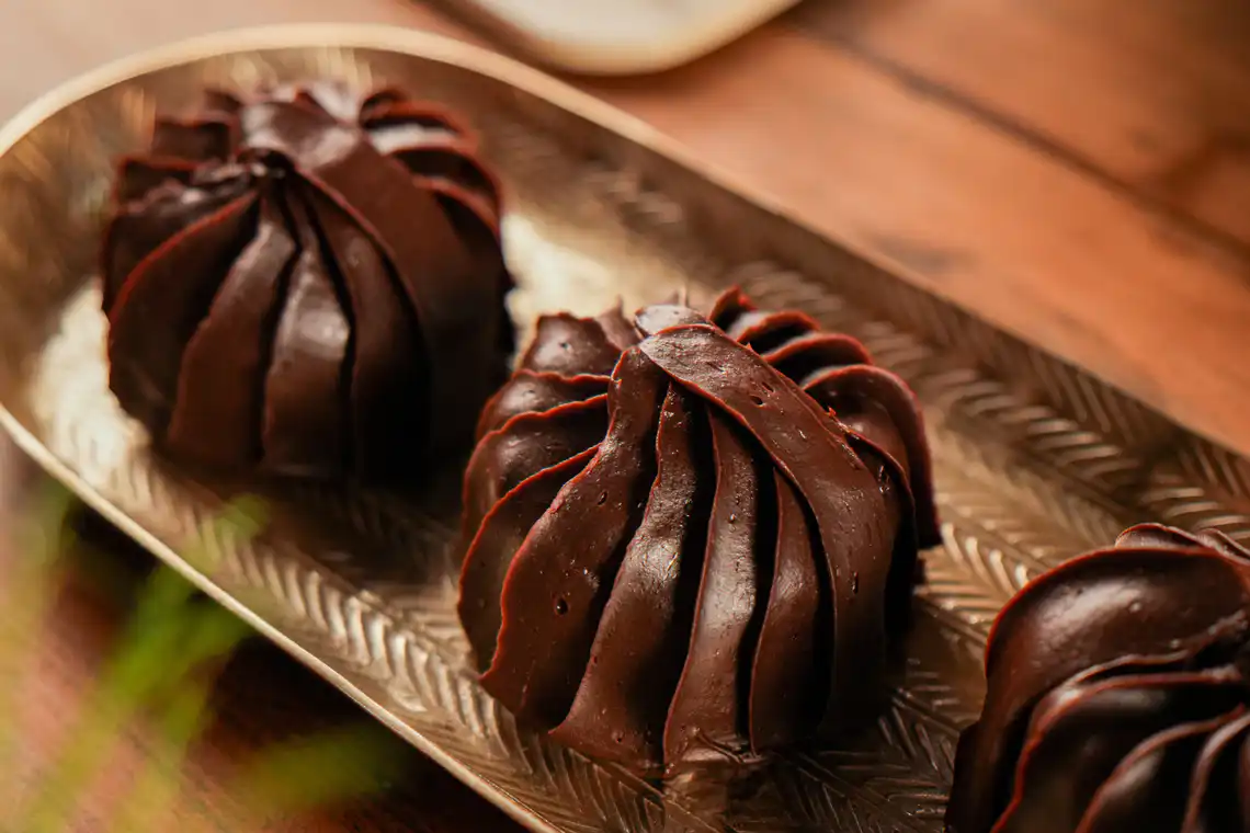 travessa montada com bolinhos