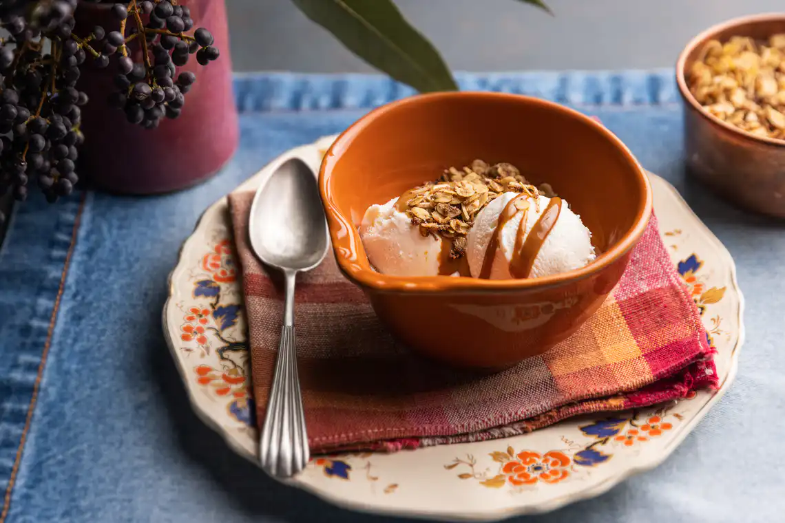 farofa de aveia serve com sorvete e calda de caramelo