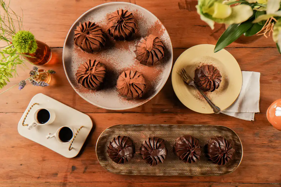 mesa montada com bolinhos