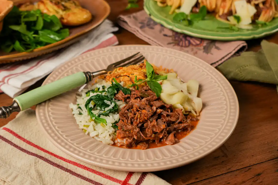 ragu servido com farofa de cenoura, arroz com espinafre, picles de chuchu