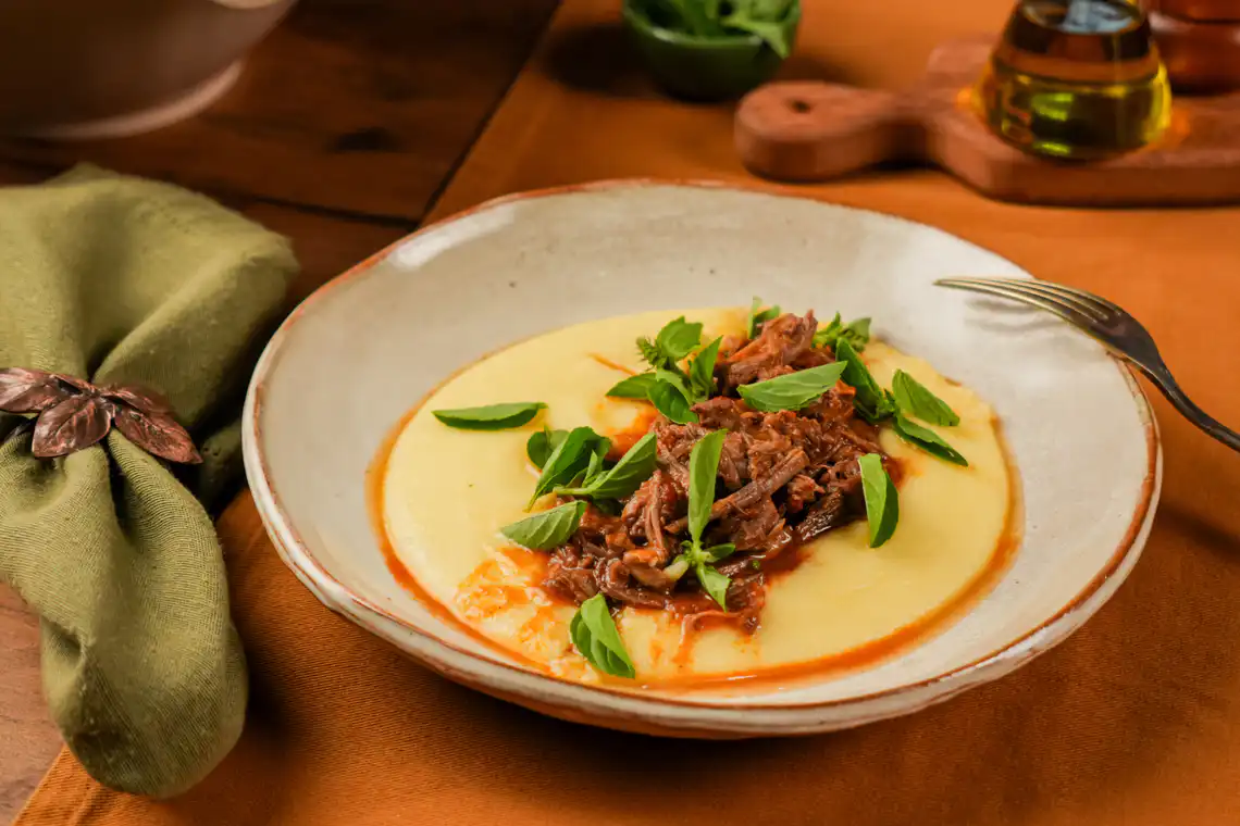 ragu servido com polenta