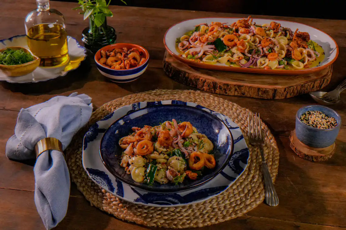 Salada de macarrão com lula