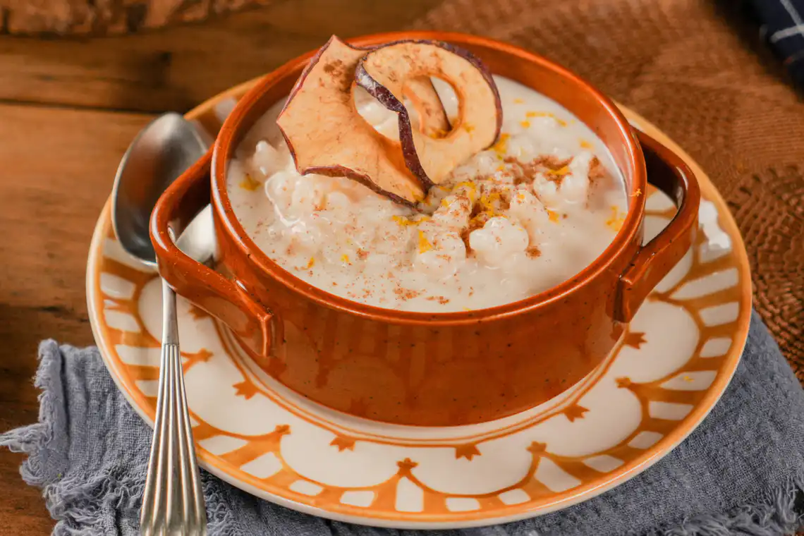 canjica + chips de maçã, raspas de laranja, canela em pó