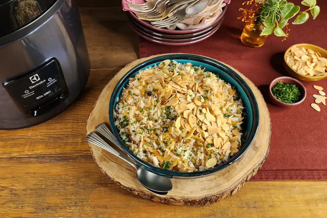 Panela de arroz elétrica + tigela com arroz com aletria