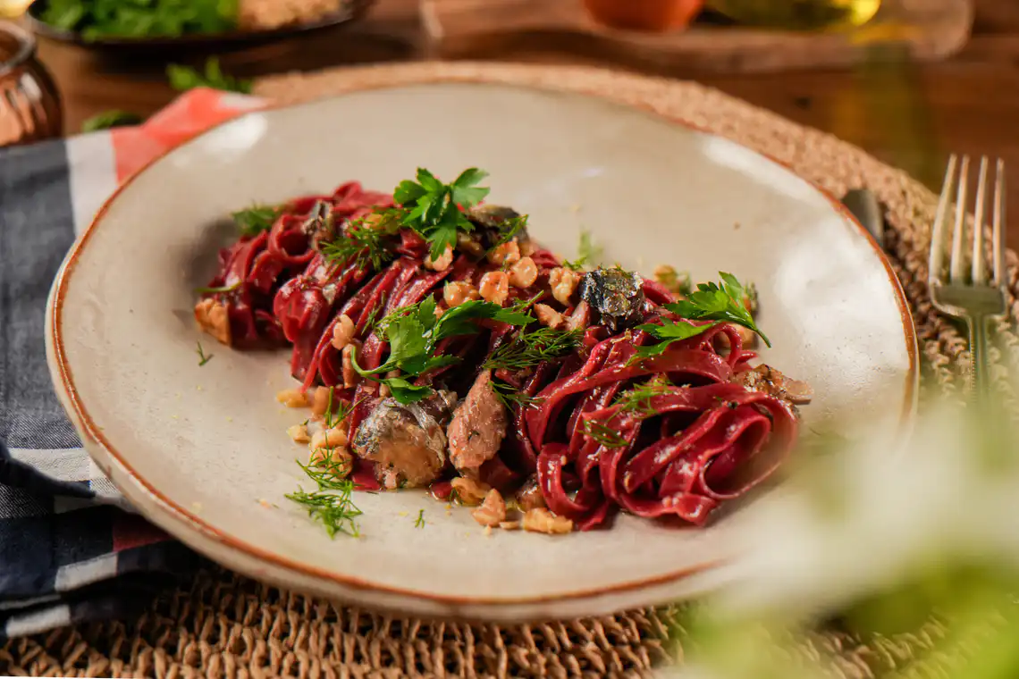 Macarrão de beterraba com sardinha