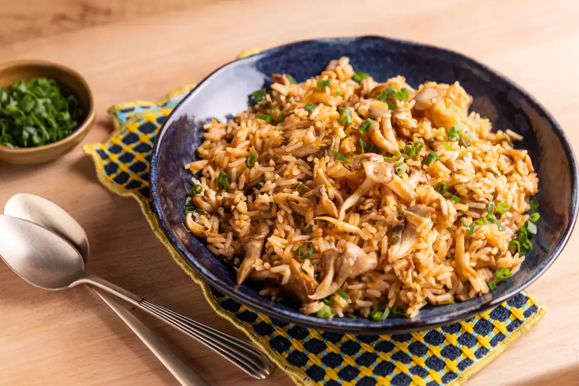 Arroz de cogumelo com tomate em uma panela só  