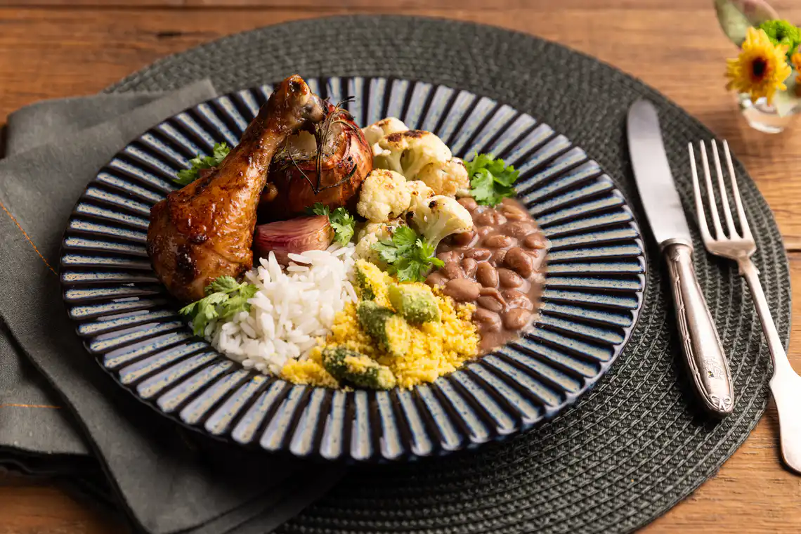 Pê-efe de frango assado com laranja, couve-flor grelhada e farofa de quiabo
