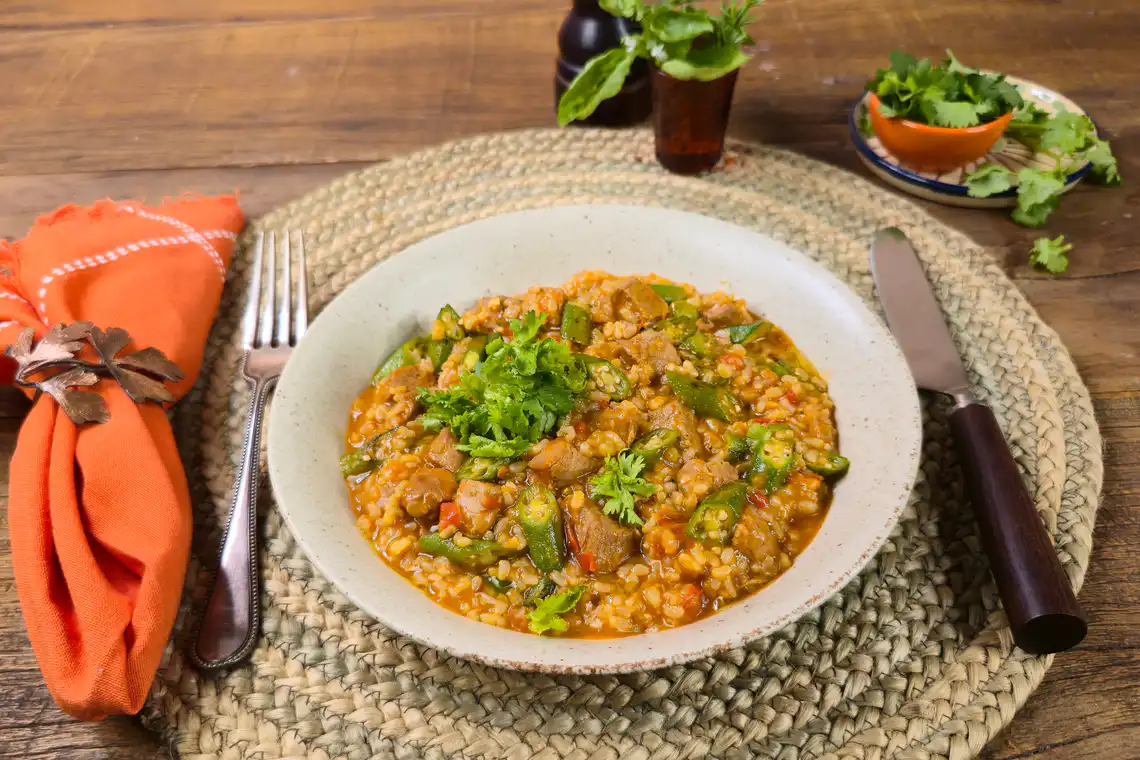 Arroz caldoso com filé mignon suíno e quiabo na pressão