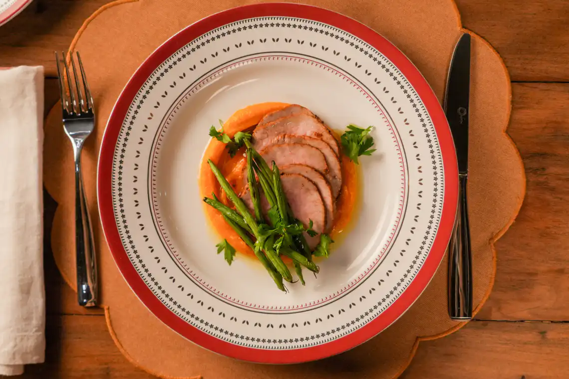 Rosbife , purê de abóbora e vagem chamuscada: é para aplaudir de pé!