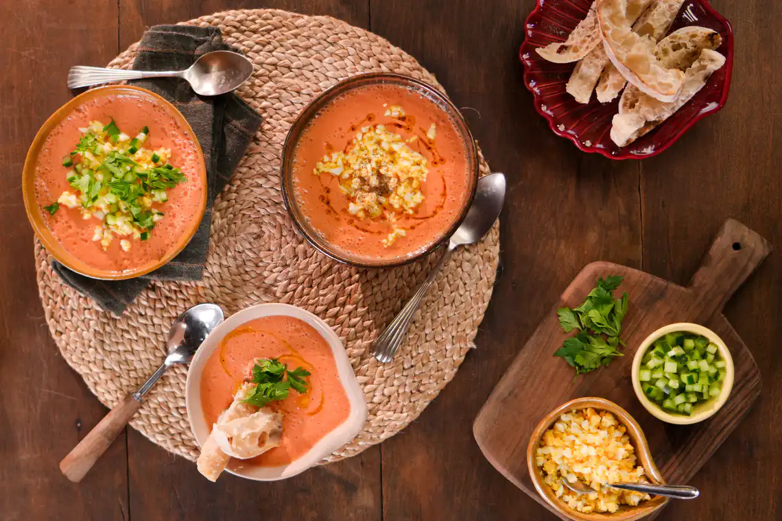 Sopa fria de tomate com pão (salmorejo) 