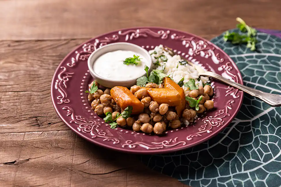 variação de montagem: ensopado servido com arroz com agrião e iogurte cremoso