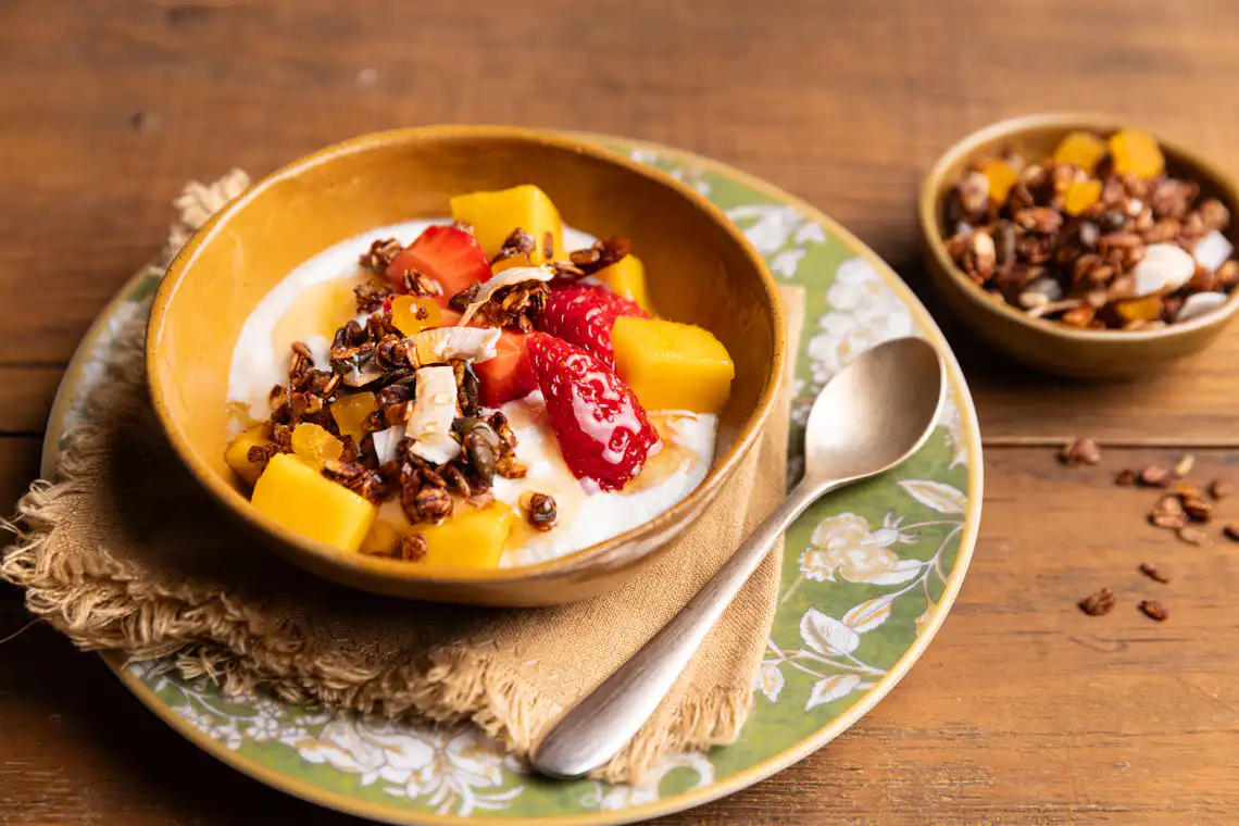 granola servida com salada de frutas