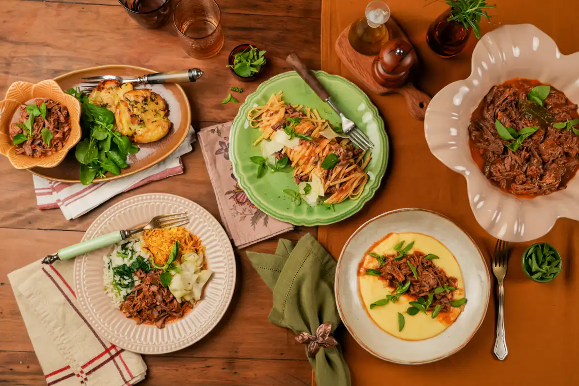 mesa completa com os pratos montados com ragu de carne