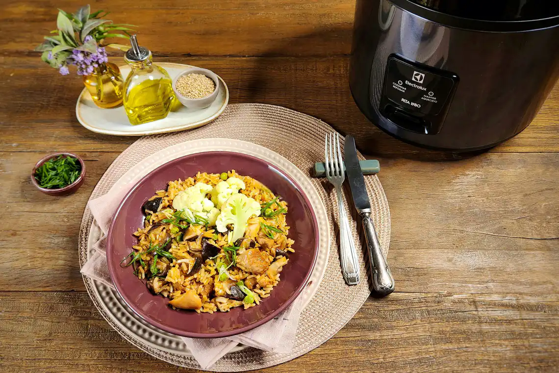 panela de arroz elétrica + prato servido