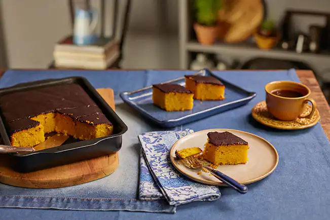 Bolo de cenoura com cobertura de chocolate