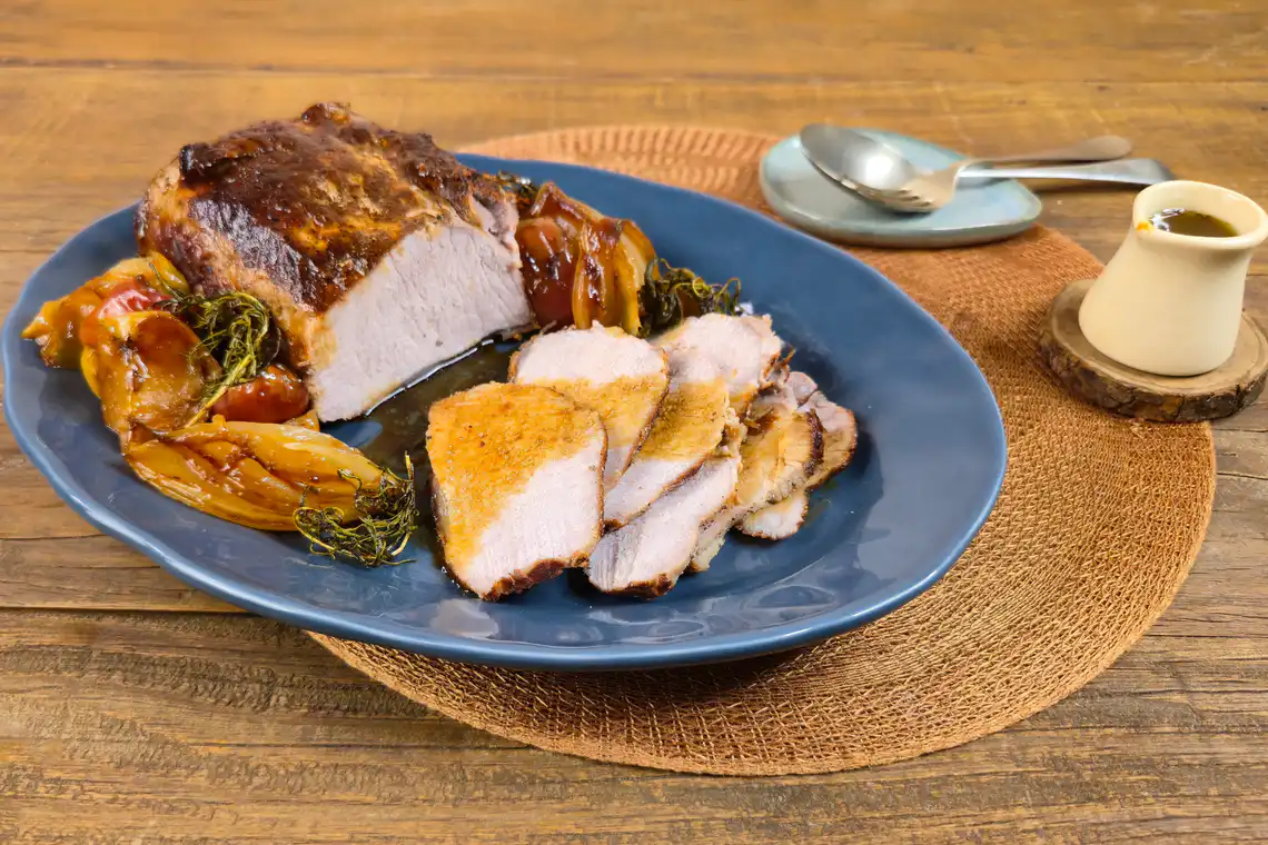 Lombo braseado com maçã e cebola 