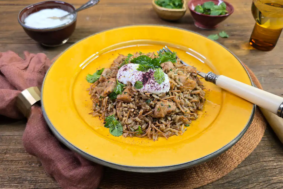 Arroz com frango e aletria em uma panela só