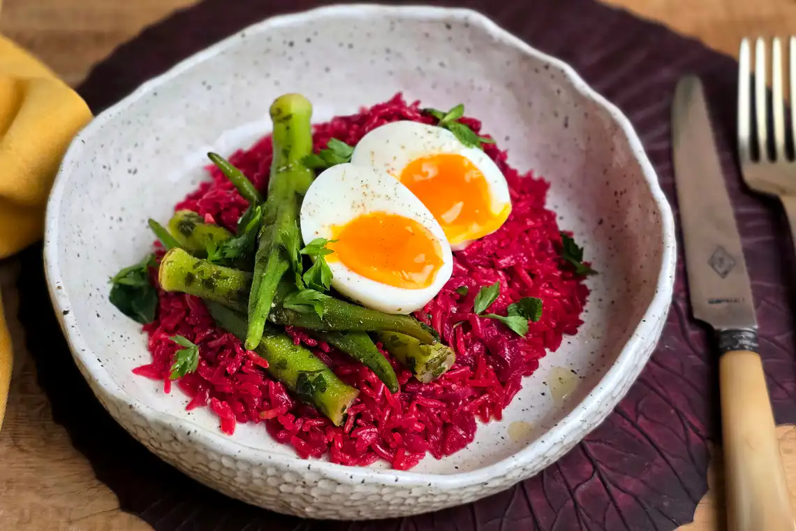 Arroz com beterraba, quiabo marinado e ovos cozidos na panela elétrica 