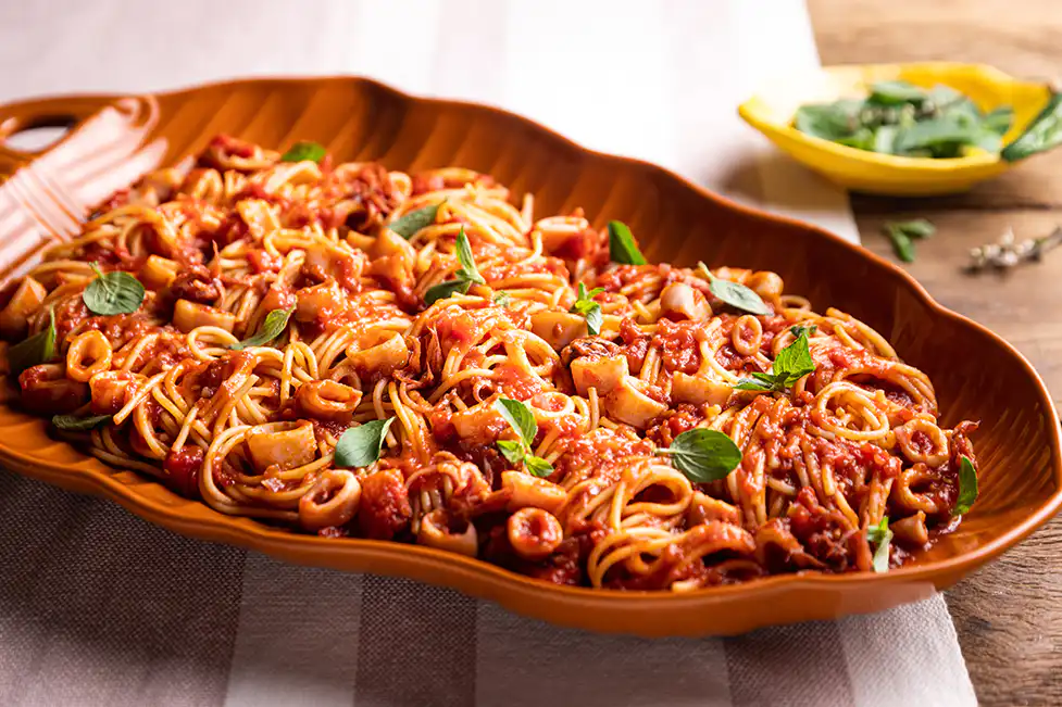Pasta risotata com tomate e lula