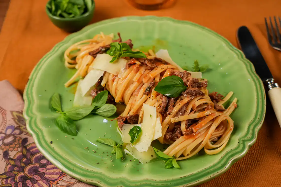 ragu servido com macarrão