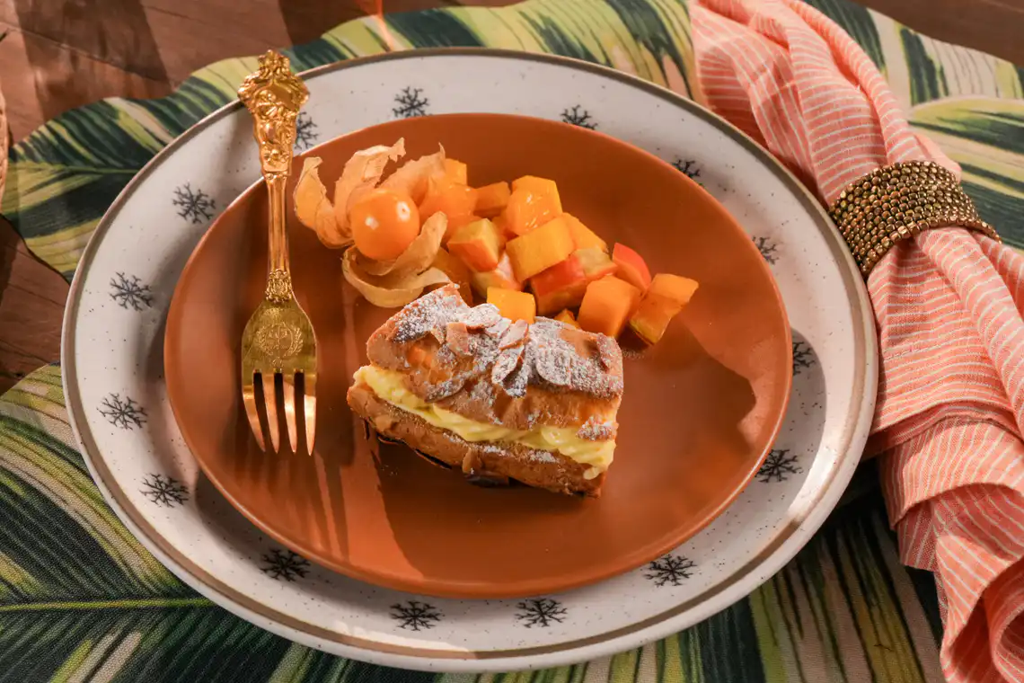 prato montado: éclair com frutas (carambola, manga, physallis) 