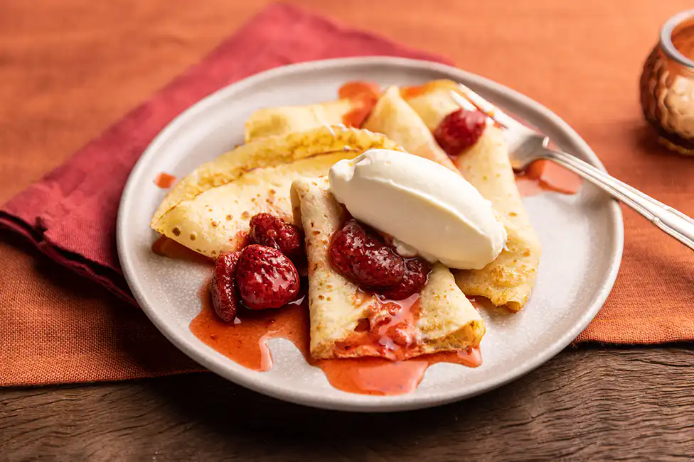 variação no prato: close no prato com crepe, compota e creme batido