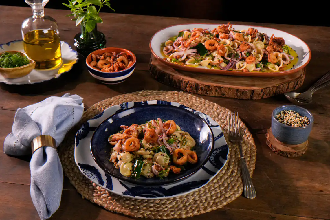 Salada de macarrão com lula