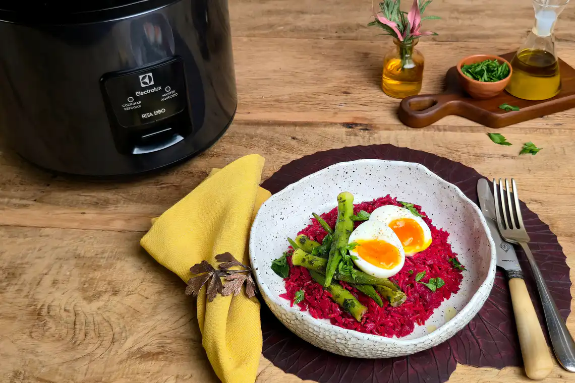 com aparelho panela de arroz elétrica