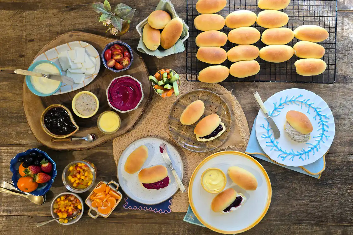 variação de montagem: mesa montada com opções para lanche/café-da-manhã 