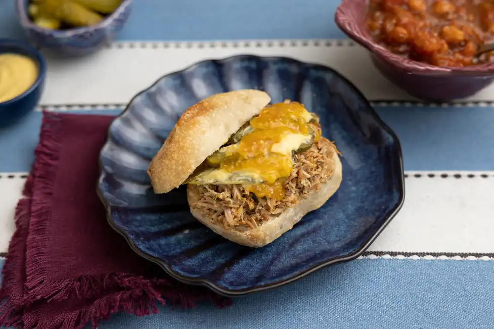 Sanduíche de pernil desfiado