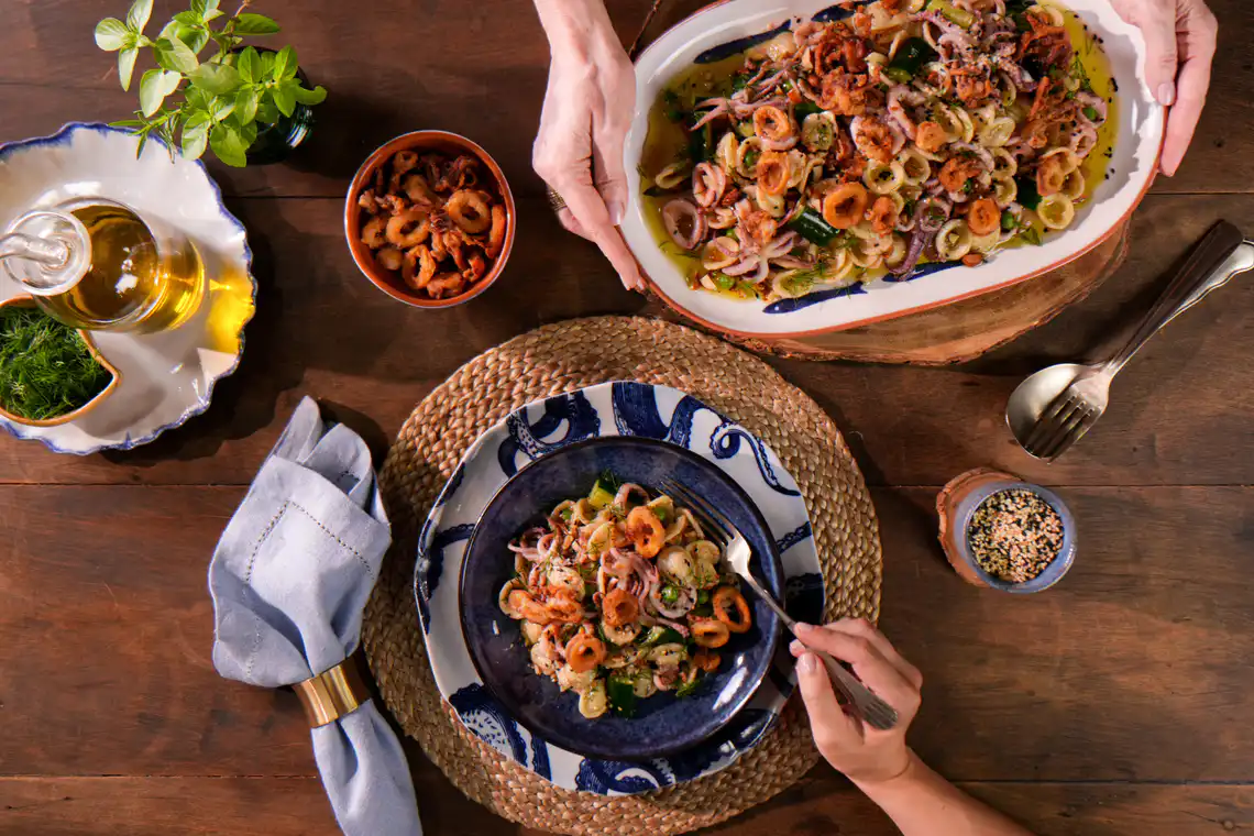 variação de mesa montada com mãos 