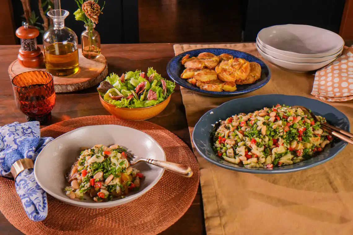 variação de montagem: pratos servidos