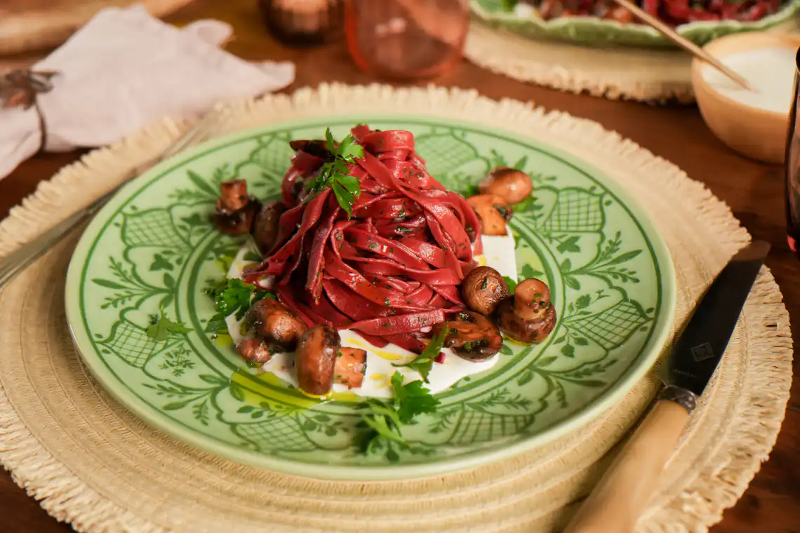 Tagliatelle de beterraba com molho de cogumelo 