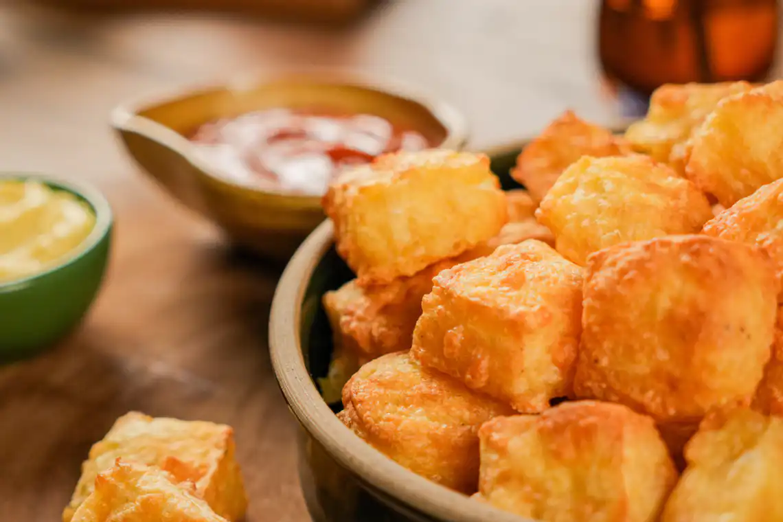 close no bolinho de mandioca com queijo 