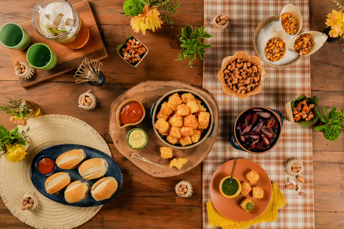 mesa montada bolinho de mandioca com queijo