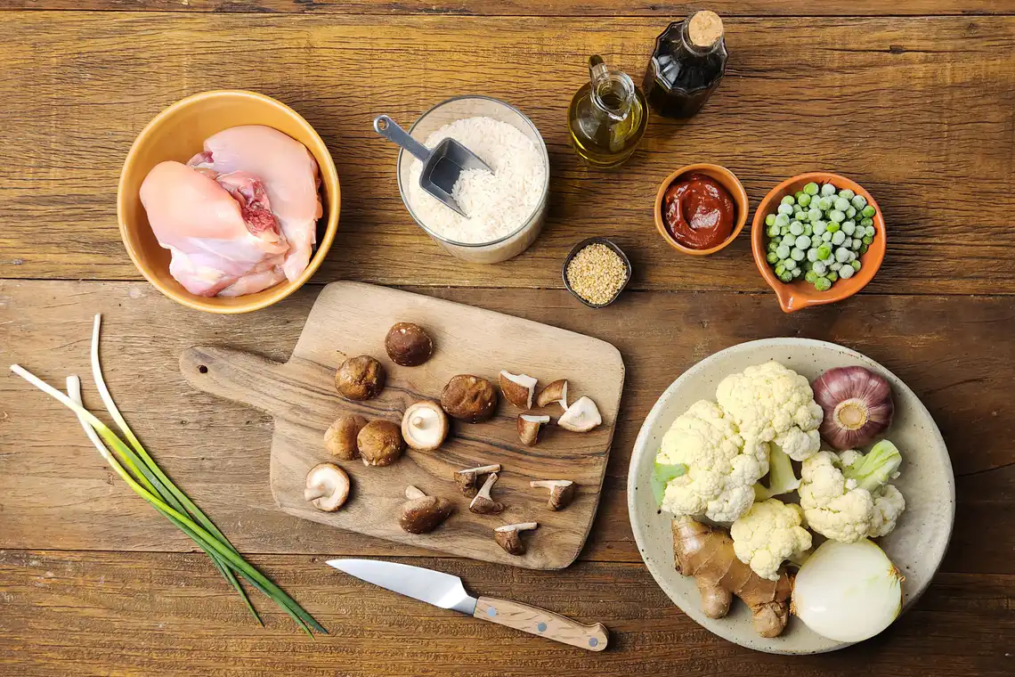 mise-en-place ingredientes arroz oriental com frango e couve-flor