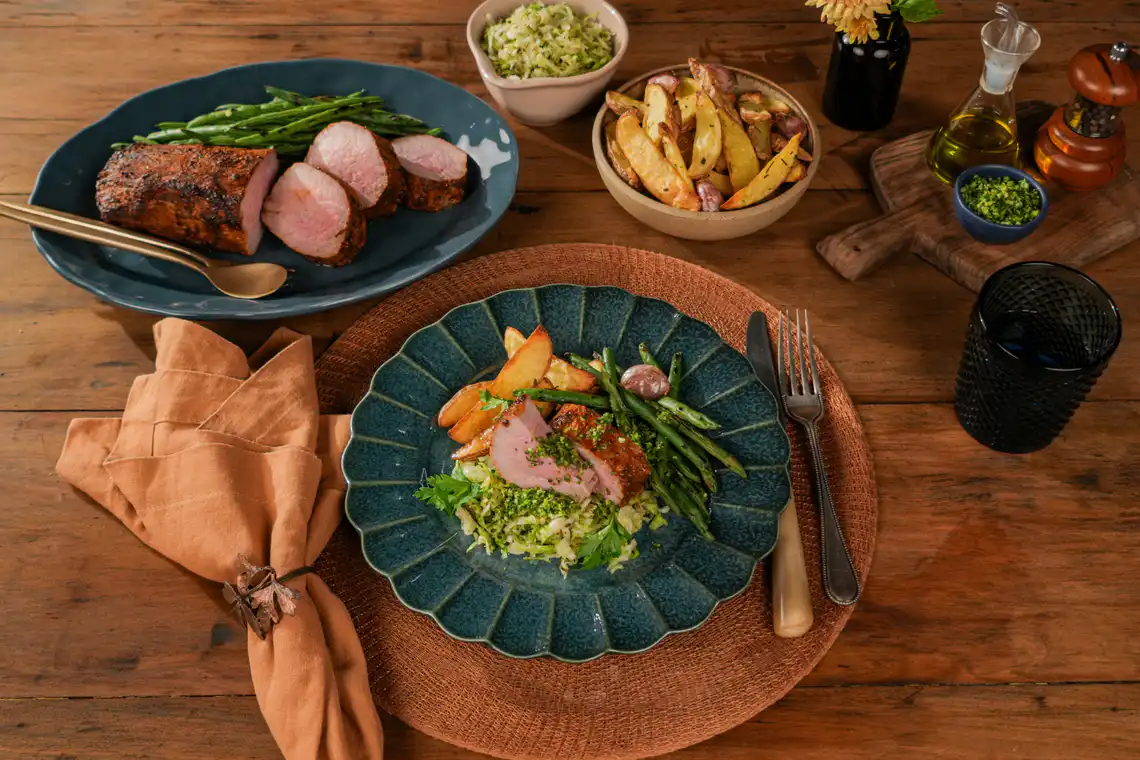 mesa montada (rosbife, batata rústica na AF, vagem chamuscada, repolho macerado)