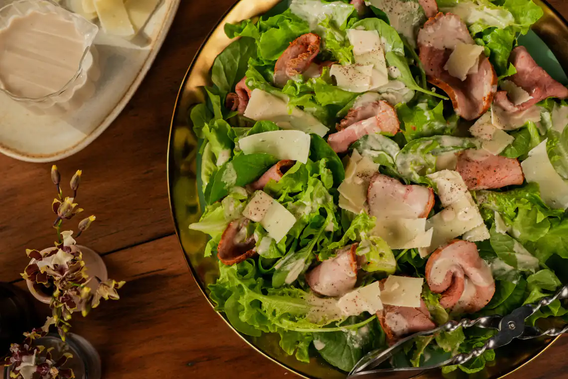 Salada com rosbife e molho de castanha-da-caju