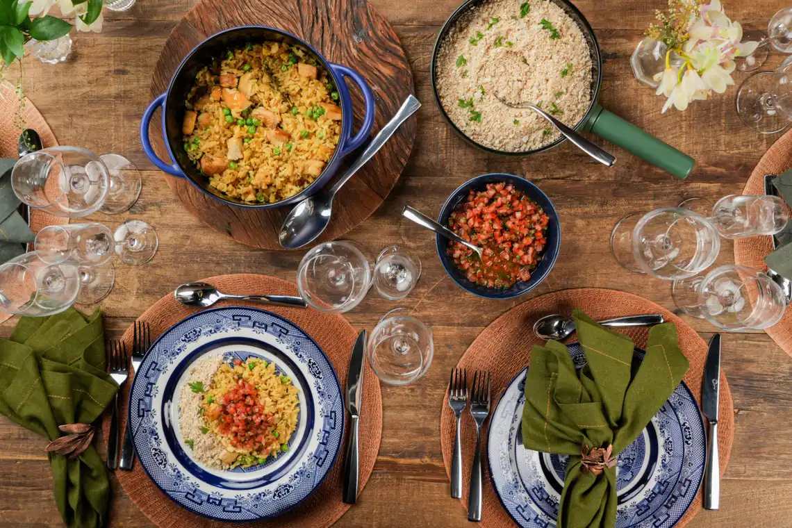 mesa montada da galinhada a jato com saladinha de tomate
