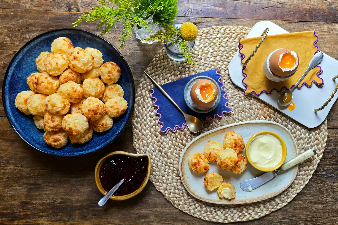 Pão de queijo com tapioca e ovos quentes na Air Fryer Oven da Rita Lobo
