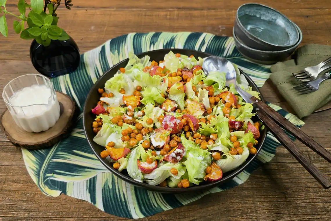 Salada com rabanete e grão-de-bico assados na Air Fryer da Rita Lobo